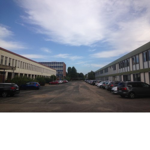 Entre le bâtiment électrotechnique et l'atelier