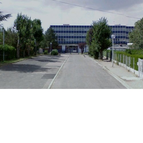 Entrée du lycée et parking extérieur